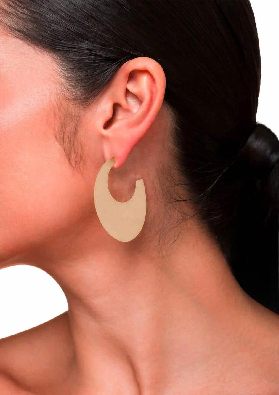 NEW SHEILA FAJL women's wide wavelet hoops earrings in shiny champagne